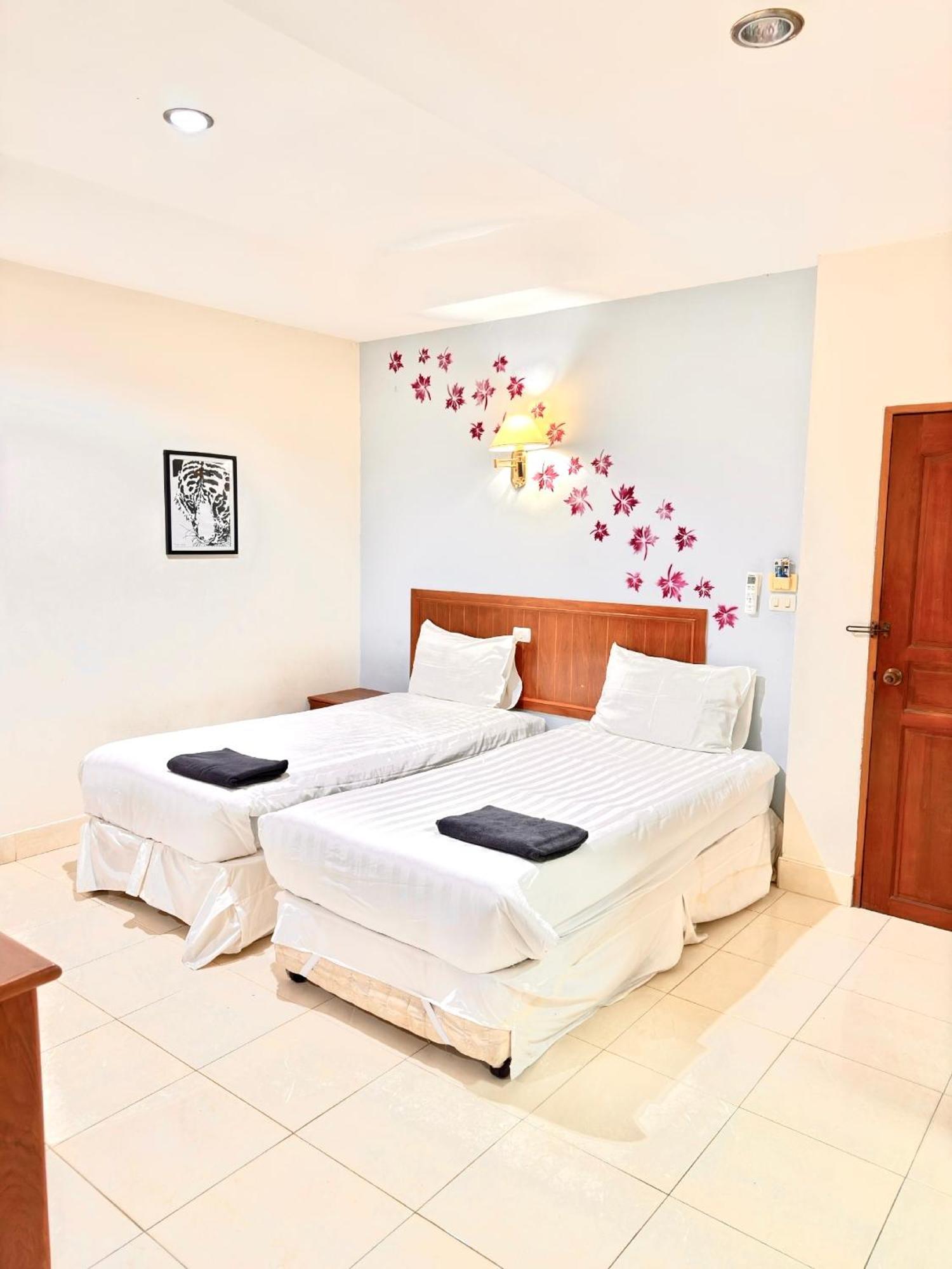Sun & Beach Pattaya Exterior photo